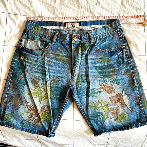 Zara Other - Zara Men 🌺Hibiscus floral print on denim shorts. 🩳 34x19in